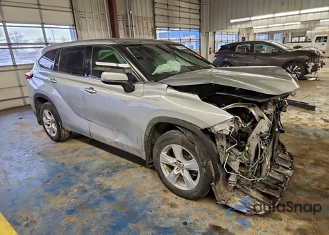 2021 Toyota Highlander L z USA, uszkodzony, nr VIN 5TDCZRBH8MS060315